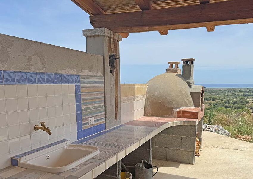 Mediterranes Anwesen mit 4 Wohneinheiten, Meer- Panoramablick & eingespielte Ferienvermietung