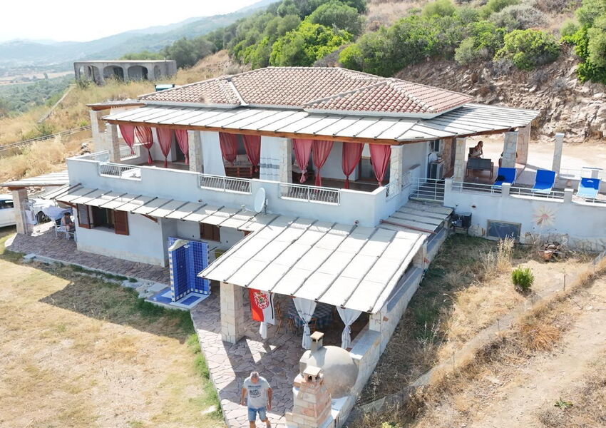 Mediterranes Anwesen mit 4 Wohneinheiten, Meer- Panoramablick & eingespielte Ferienvermietung