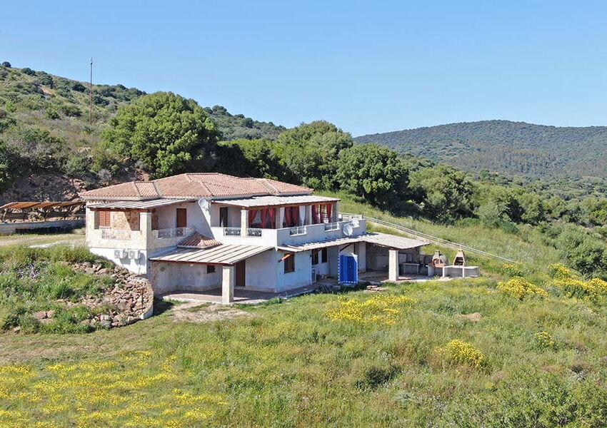 Mediterranes Anwesen mit 4 Wohneinheiten, Meer- Panoramablick & eingespielte Ferienvermietung