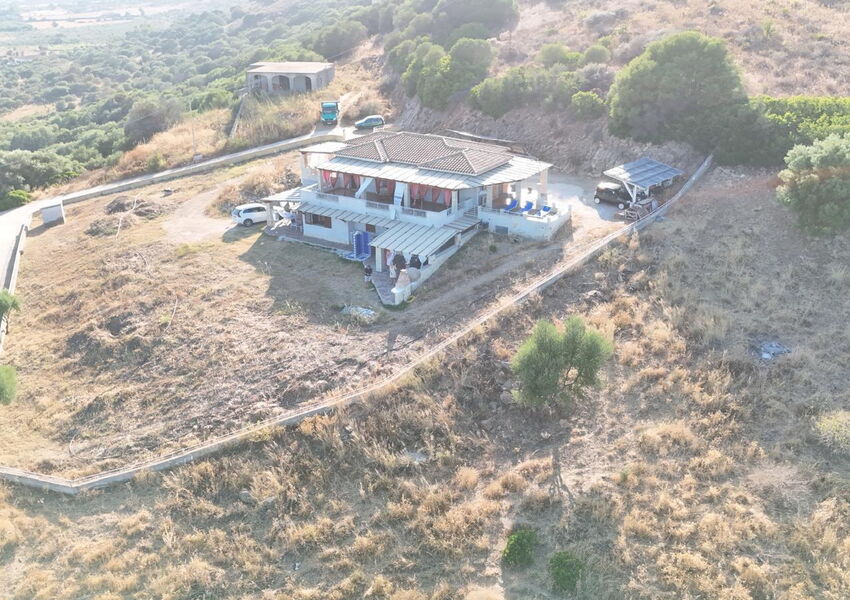 Mediterranes Anwesen mit 4 Wohneinheiten, Meer- Panoramablick & eingespielte Ferienvermietung