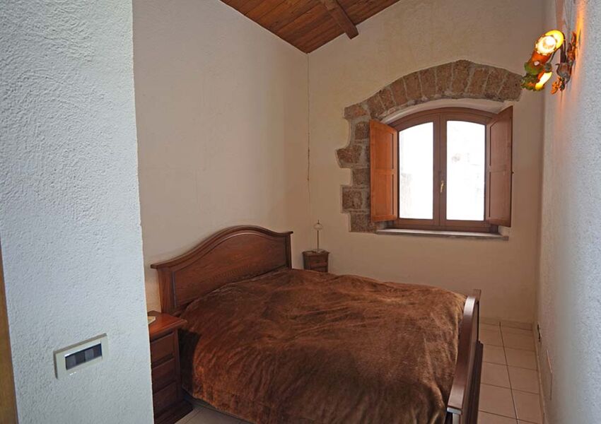 Antica casa vicino a Roma con catacomba