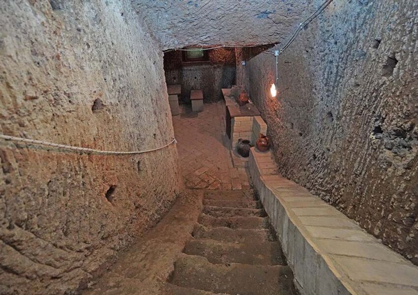 Antica casa vicino a Roma con catacomba