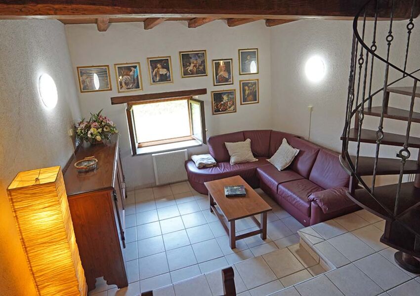 Antica casa vicino a Roma con catacomba