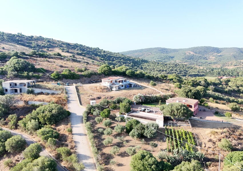 Mediterranes Anwesen mit 4 Wohneinheiten, Meer- Panoramablick & eingespielte Ferienvermietung