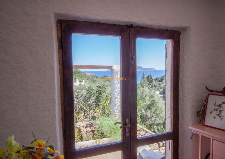 Piccola villa elegante con vista sul mare in una zona tranquilla