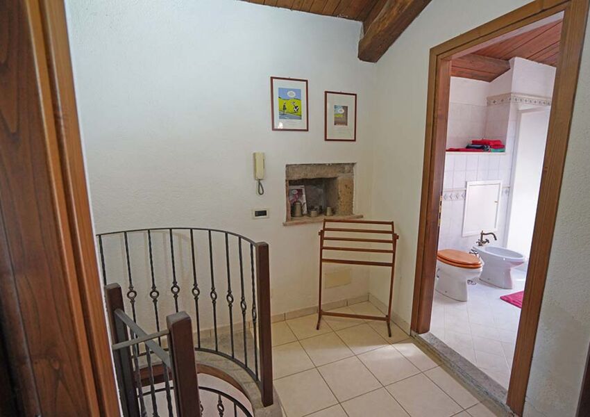 Antica casa vicino a Roma con catacomba