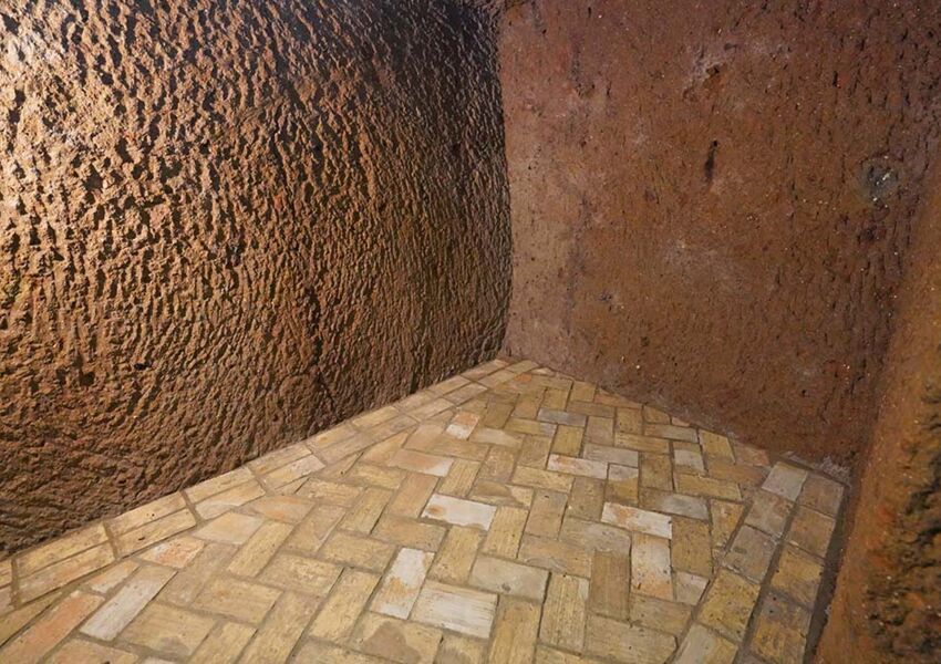 Antica casa vicino a Roma con catacomba