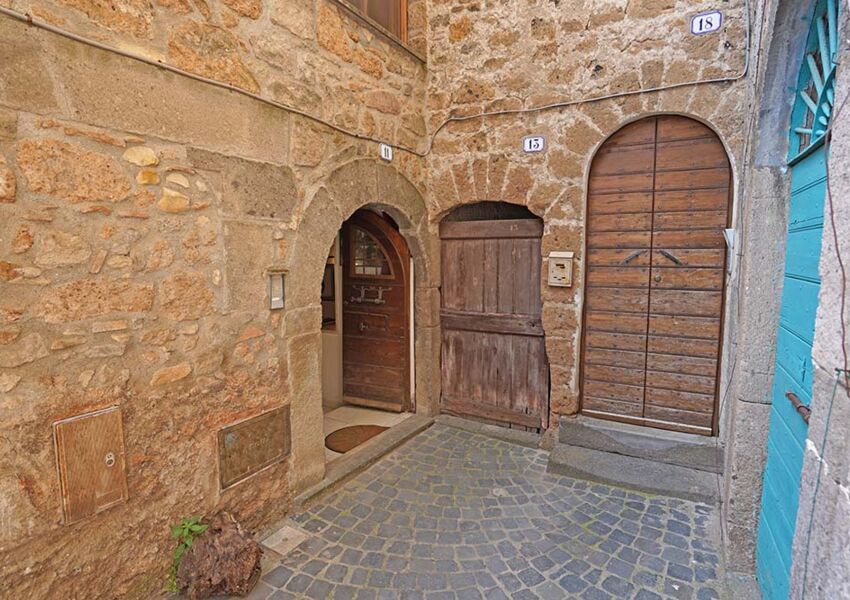 Antica casa vicino a Roma con catacomba