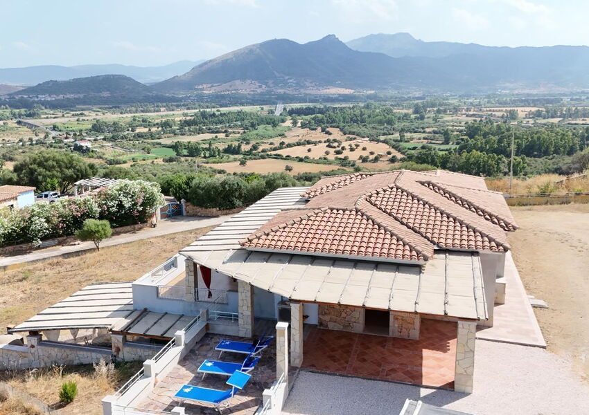 Mediterranes Anwesen mit 4 Wohneinheiten, Meer- Panoramablick & eingespielte Ferienvermietung