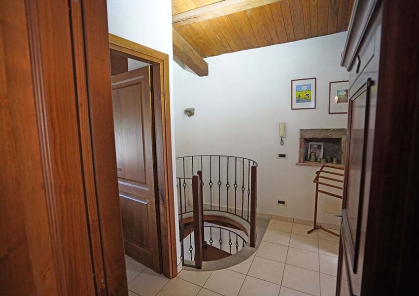 Antica casa vicino a Roma con catacomba