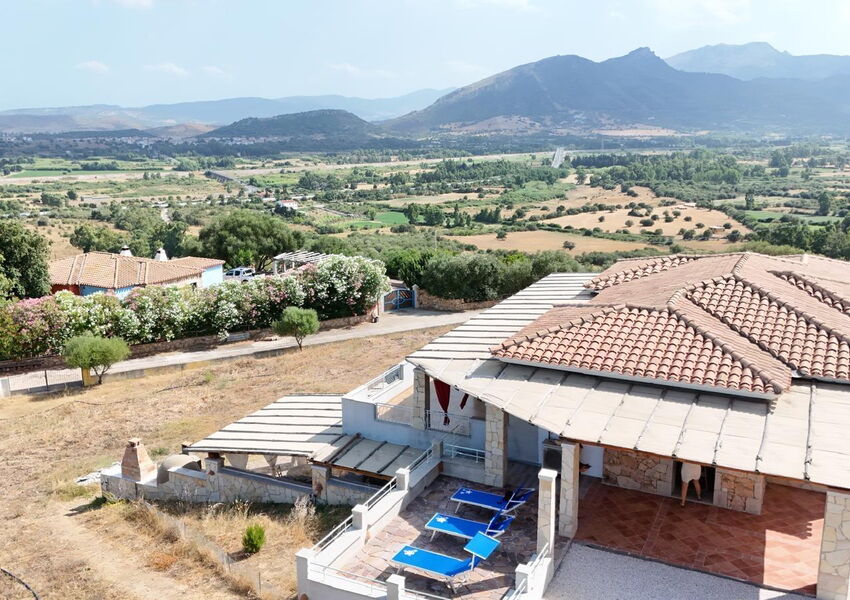 Mediterranes Anwesen mit 4 Wohneinheiten, Meer- Panoramablick & eingespielte Ferienvermietung