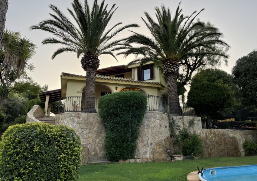 Villa in posizione selezionata con vista sul mare