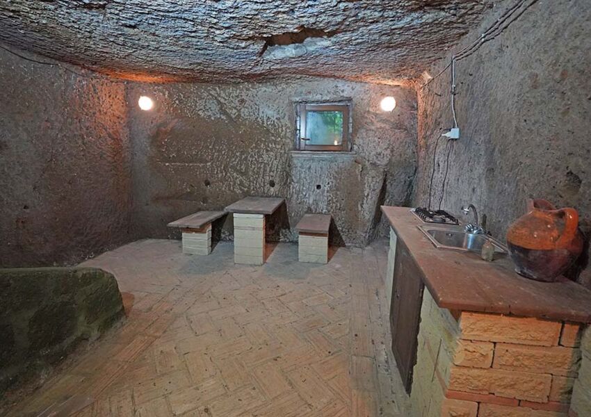 Antica casa vicino a Roma con catacomba