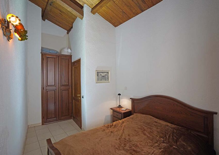 Antica casa vicino a Roma con catacomba