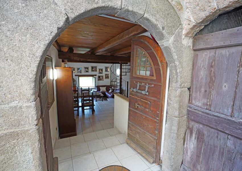 Antica casa vicino a Roma con catacomba