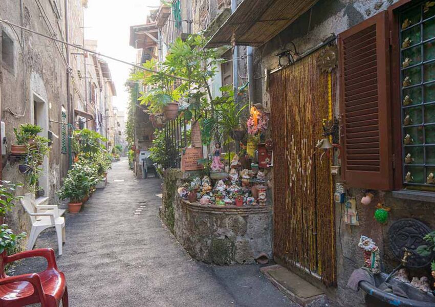 Antica casa vicino a Roma con catacomba