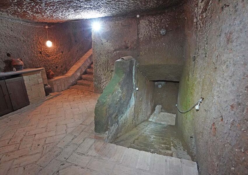 Antica casa vicino a Roma con catacomba