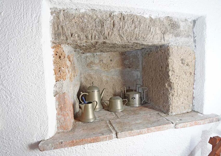 Antica casa vicino a Roma con catacomba