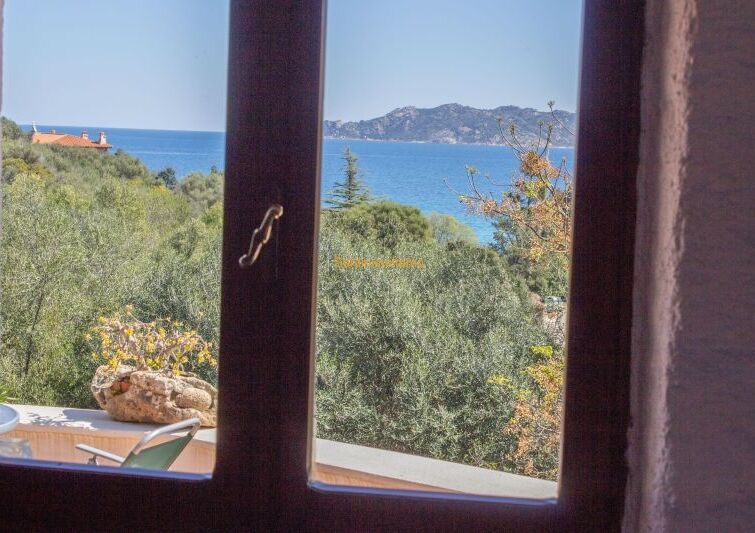 Piccola villa elegante con vista sul mare in una zona tranquilla