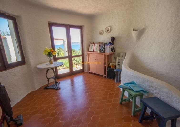 Piccola villa elegante con vista sul mare in una zona tranquilla