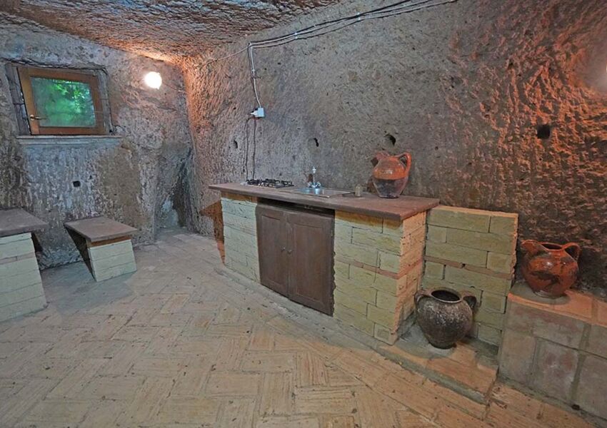 Antica casa vicino a Roma con catacomba