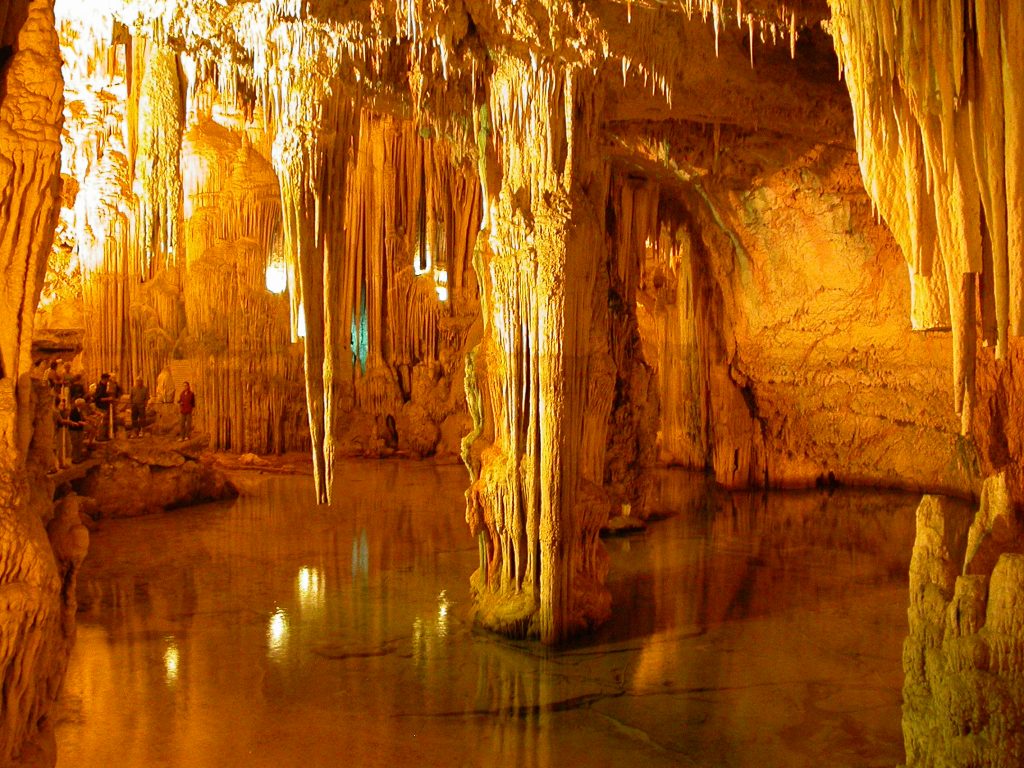 Il lago nelle Grotte di Nettuno, di Tobias Helfrich, CC BY-SA 2.5